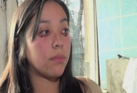Videó! Vért könnyezik a fiatal lány