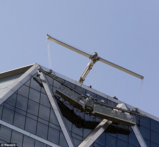 Dráma Manhattanben: A karbantartók 182 méter magasan ragadtak  