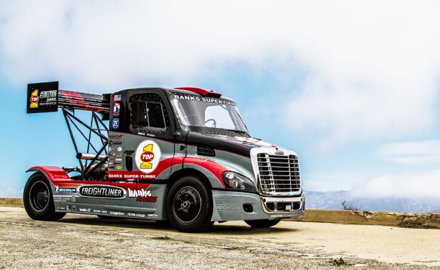 Egy 2400 lóerős kamion a hegyi felfutó pályán