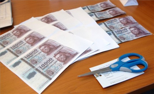 Több millió forintnyi hamis bankjegyeket készített két nő