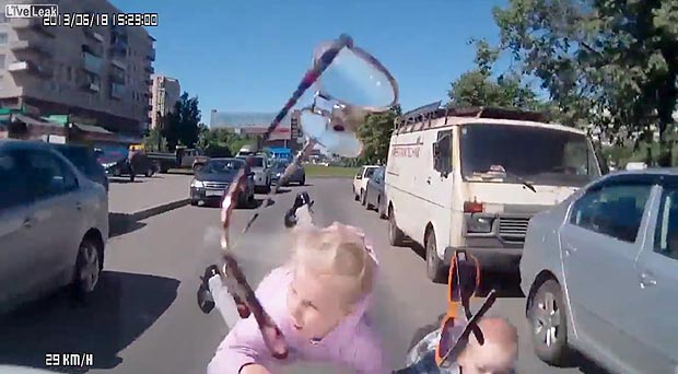 Két kisgyerek csodával határos módon túlélte, hogy elütötték őket - videóval