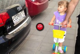 Videó! Fújja az autómárkákat a cuki kétéves orosz kislány 