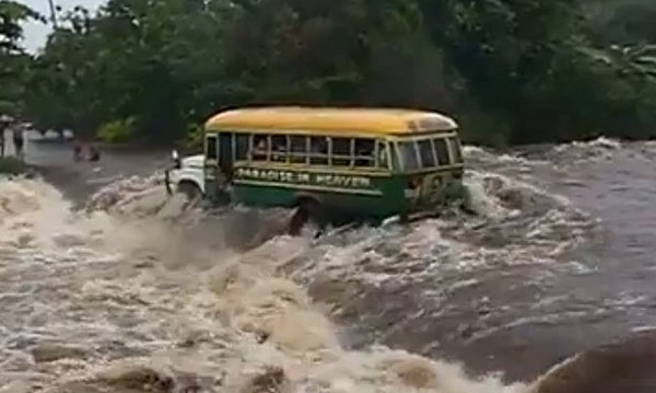 Utasokkal teli buszt fordított fel a dühöngő folyó! Videó