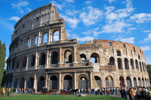 Műsoros éjszakával ünneplik a Colosseum körüli új gyalogosövezetet Rómában