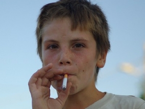14 éven aluli gyereket 5-ből 5 Nemzeti dohányboltba beengedtek, kettőben adtak is el számára cigit - Videó!