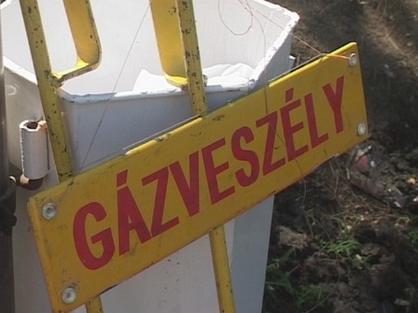 Sérült vezetékből ömlik a gáz Dunaújvárosban
