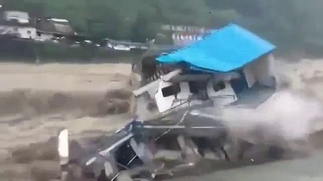 Drámai videó! Balkonján lévő férfit házával együtt sodorta el a folyó
