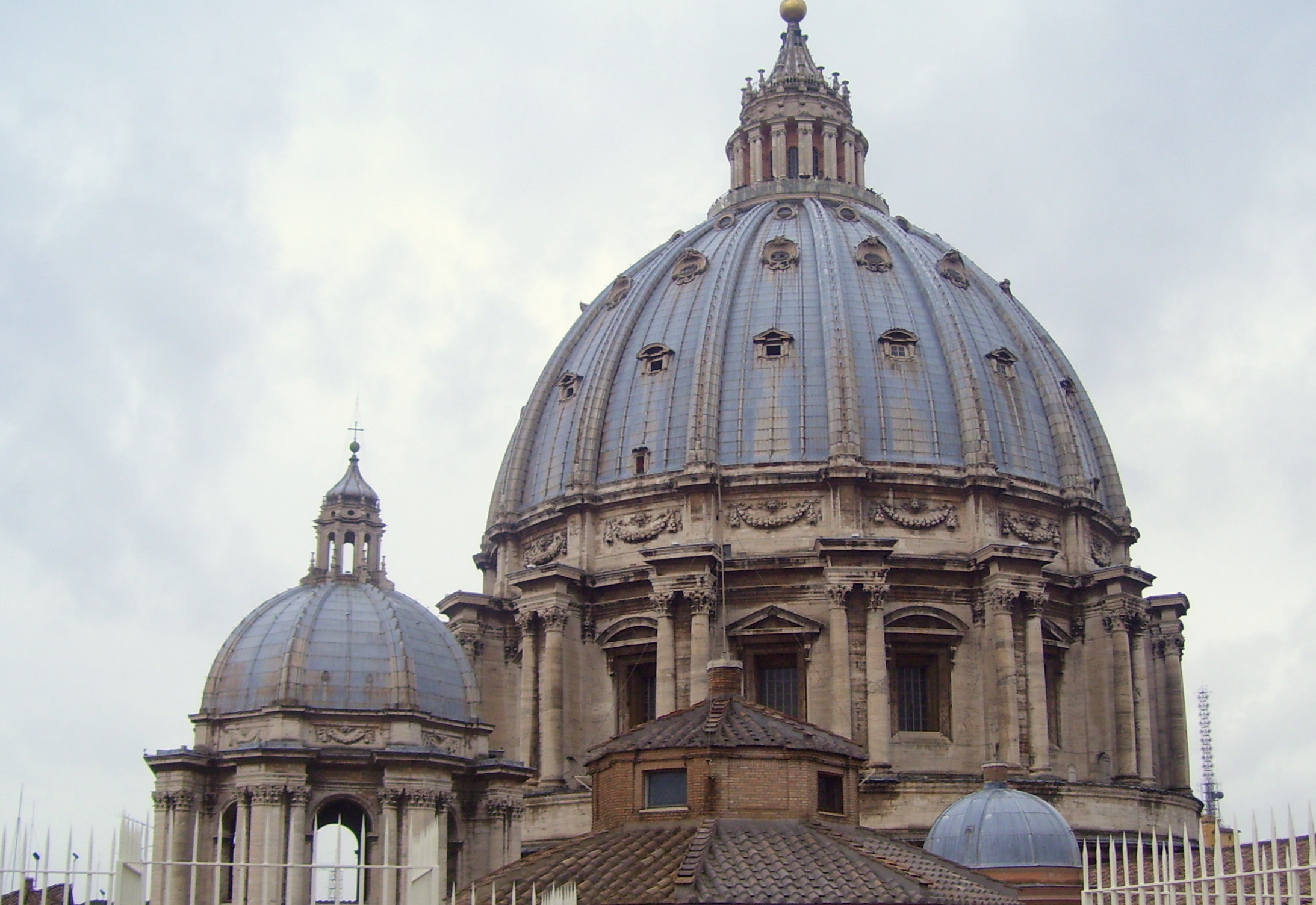 Megmagasították a Szent Péter-bazilika kupolájának védőrácsát