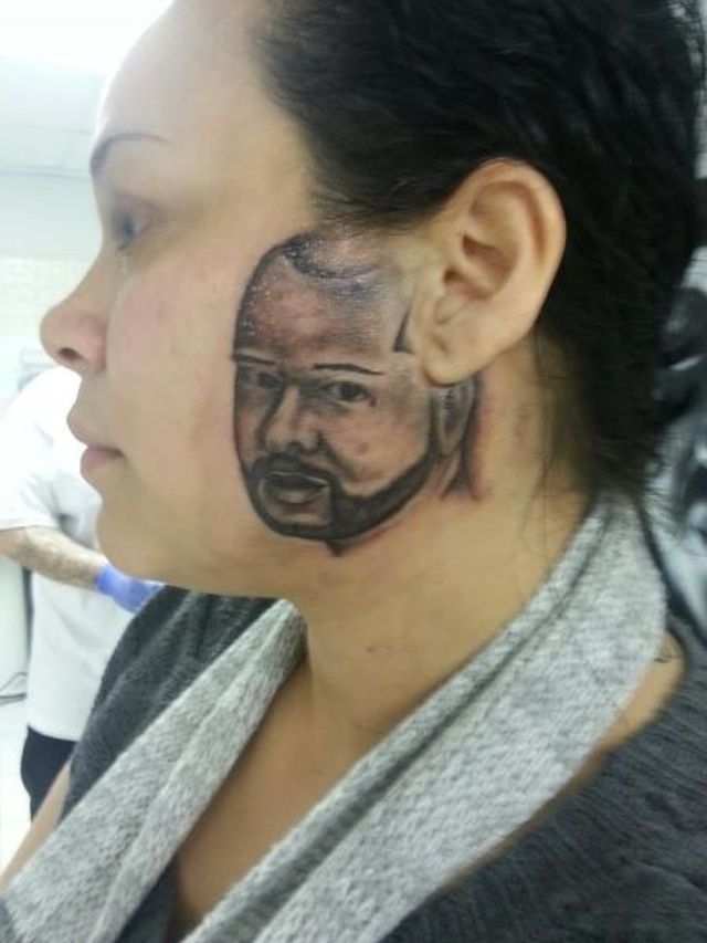 Arcára tetoválta erőszakos szerelme arcképét!