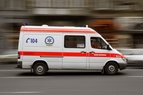 Két autó ütközött Somogyváron, négy ember megsérült, az utat lezárták
