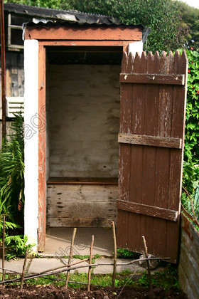 A kerti pottyantós WC-be ugrott az intézetből menekülő lány