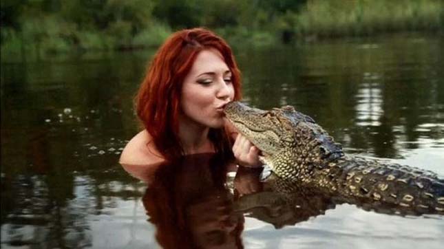 A nő, aki a krokodilokkal együtt úszik