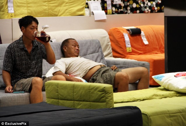 Az IKEA-ba járnak aludni a nagy hőségben