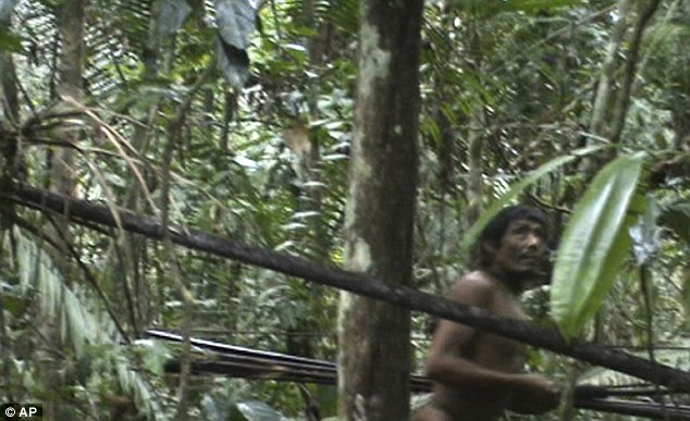 Először mutattak meg egy izolált törzset a brazil esőerdőben - videó!