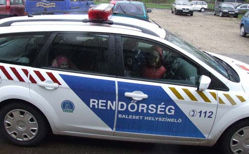 Rendőrautóval ütközött egy motoros Budaörsön