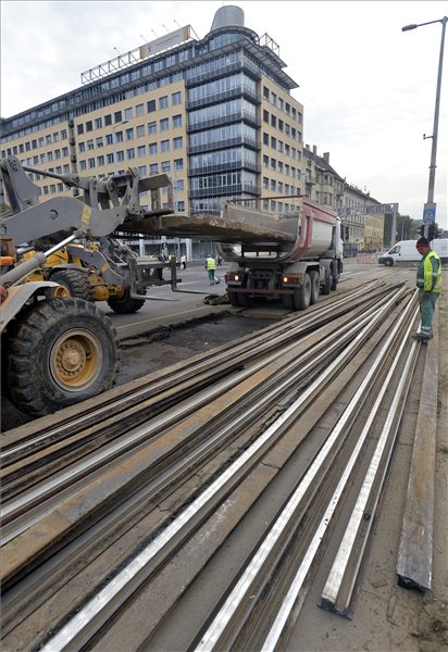 Megkezdődött az 1-es villamosvonal felújítása Budapesten