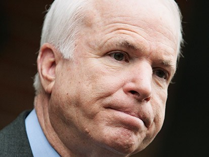 Az iPhone-ján pókerezett John McCain a szenátus szíriai vitája alatt - videó a magyarázkodásról