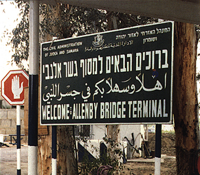Aranyat és pénzt akart Izraelbe csempészni a francia konzulátus sofőrje