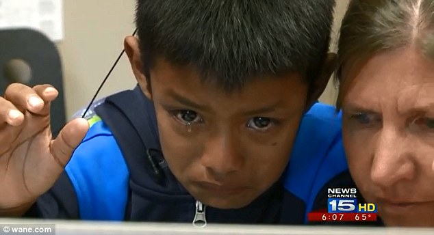 Megható pillanat: A 7 éves kisfiú először hallotta szülei hangját - videó