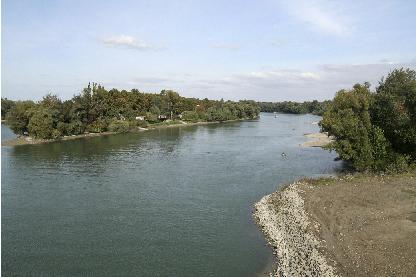 Kiemelték a Dunából a folyóba gurult autót Dunaújvárosban