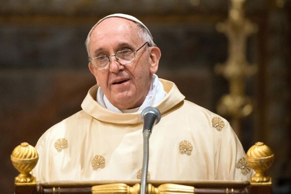 Ferenc pápa törődést és békét sürgetett a világban karácsonyi üzenetében