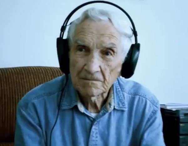 96 évesen szerelmes dalt írt fél éve elhunyt feleségének! Videó
