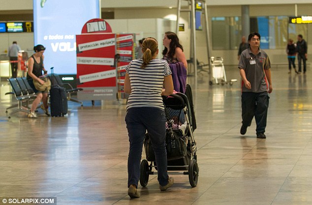 Horror: öt hónapos gyermekét a repülőtéri futószalagon hagyta