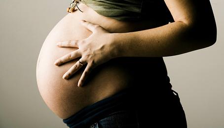 Facebookon árulja gyerekét a 6 hónapos terhes nő