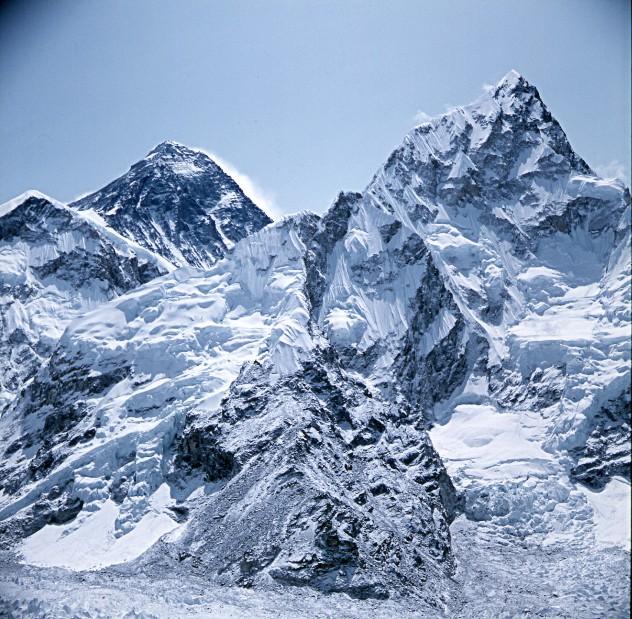 Több tucat turisa rekedt a nagy hóesés miatt a Mount Everest alaptáborában