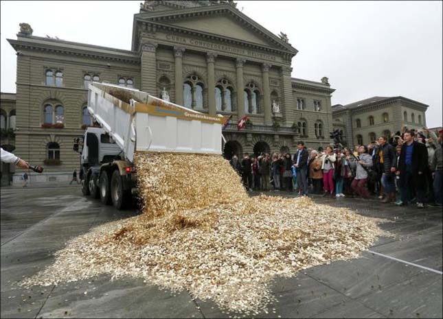 A svájci színjáték – kiborítottak az utca közepére a 15 tonna pénzt!
