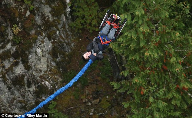 Tolószékkel próbálta ki a bungee jumpingot