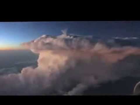 Felhők között cikázó villámokat filmeztek le egy repülőről