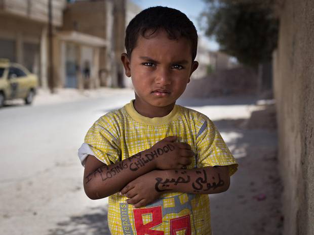 Testükre írt feliratokkal üzennek a szíriai menekültek a világnak - fotók
