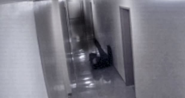 Szellem támadta meg a férfit a folyosón? – videó