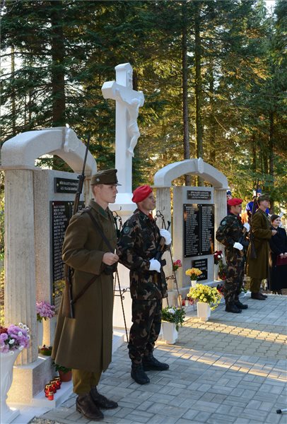 Világháborús emlékművet avattak a Vas megyei Nádasdon