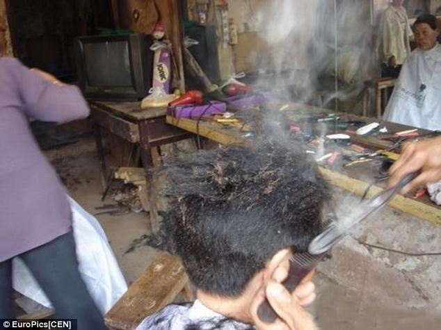 Egy idős fodrász égetéssel formálja a hajat Kínában