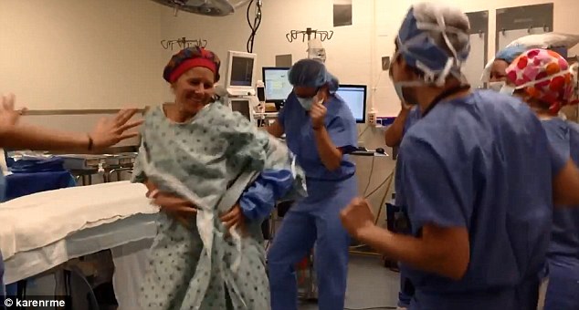 Mellműtéte előtt megtáncoltatta az egész orvos csapatot – videó