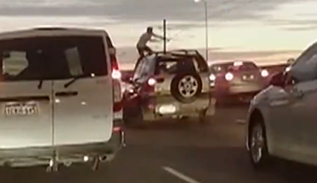 Bedühödött és az autópályán fejelte le a mozgó járműveket! – videó