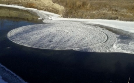 Elképesztő látvány: szabályosan forgó jégkör az amerikai folyón - videó