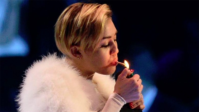 Füves cigit szívott a színpadon Miley Cyrus
