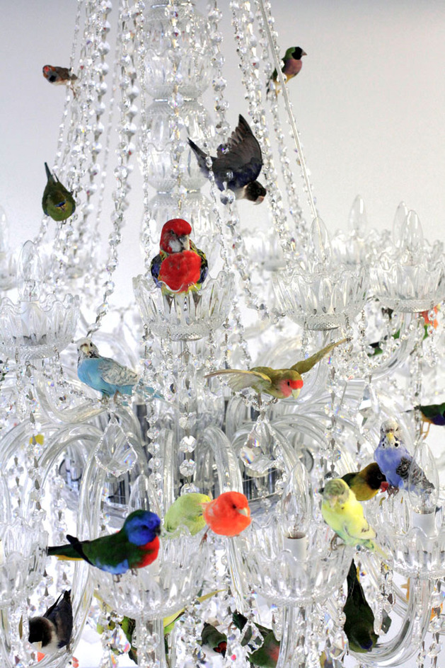 Élethű madarakkal díszített lámpa
