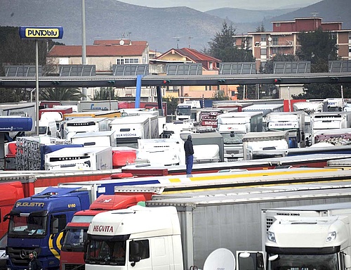 Megkezdődött az olasz kamionossztrájk