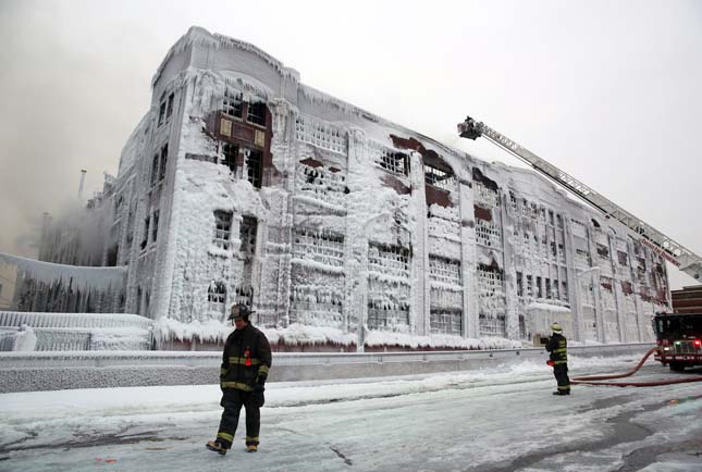 Egy chicagói raktártűz után keserves jégpáncélt varázsoltak az épületre a tűzoltók