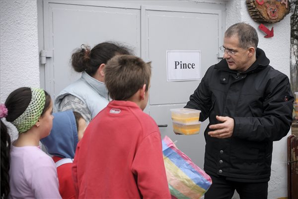 Kósa Lajos meleg ételt osztott rászorulóknak Debrecenben