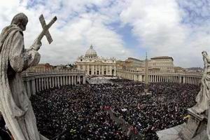 Szentté avatás - Teljesen megtelt a Szent Péter tér és a Vatikán környéke