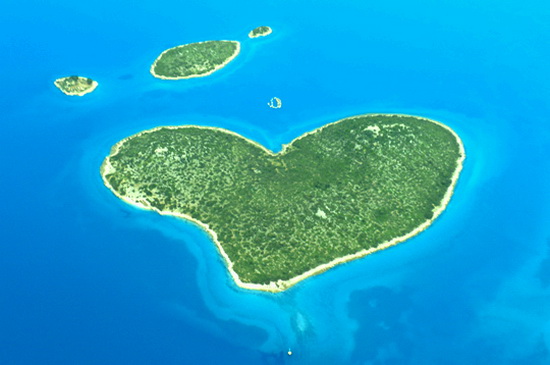 Durván letarolták a szív alakú szigetet – fotó