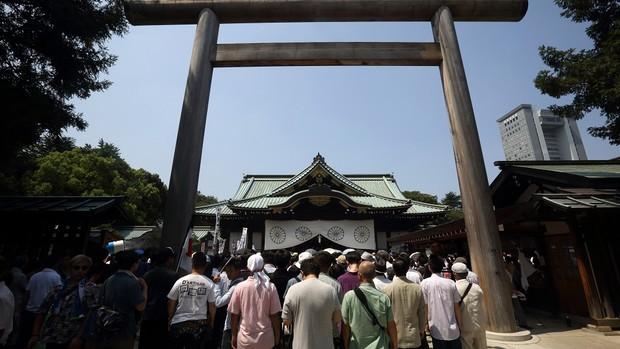 A japán kormányfőt támadja a kínai sajtó a Jaszukuni-szentélyben tett látogatása miatt