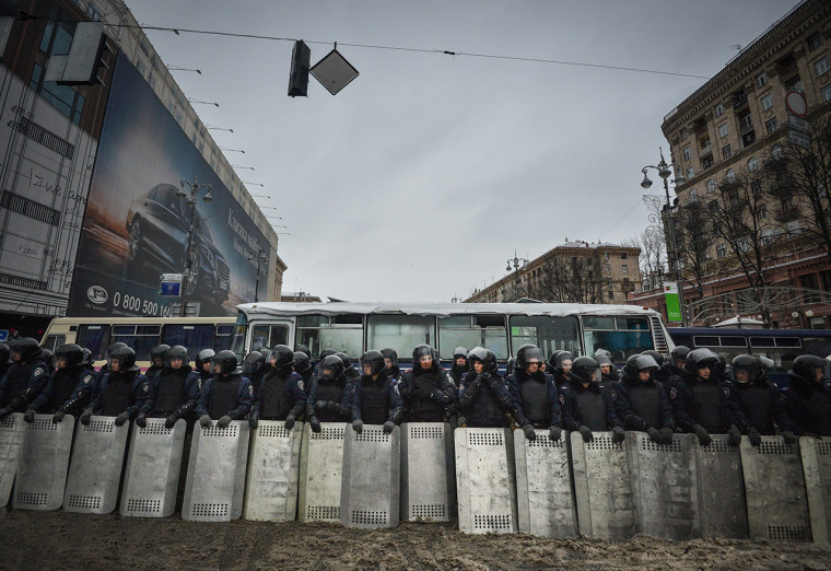 Ukrajnai tüntetések - Rohamrendőri készülődés, útzár a kijevi főtérnél