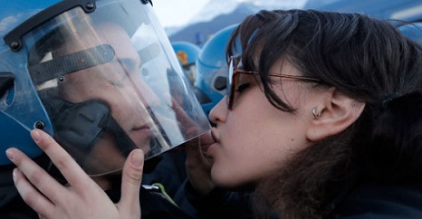 Zaklatással vádolnak egy fiatal nőt, mert megcsókolta egy rendőr sisakját - fotó