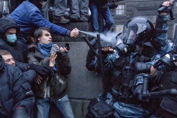 Ukrajnai tüntetések - A rohamrendőrség a városházát ostromolja
